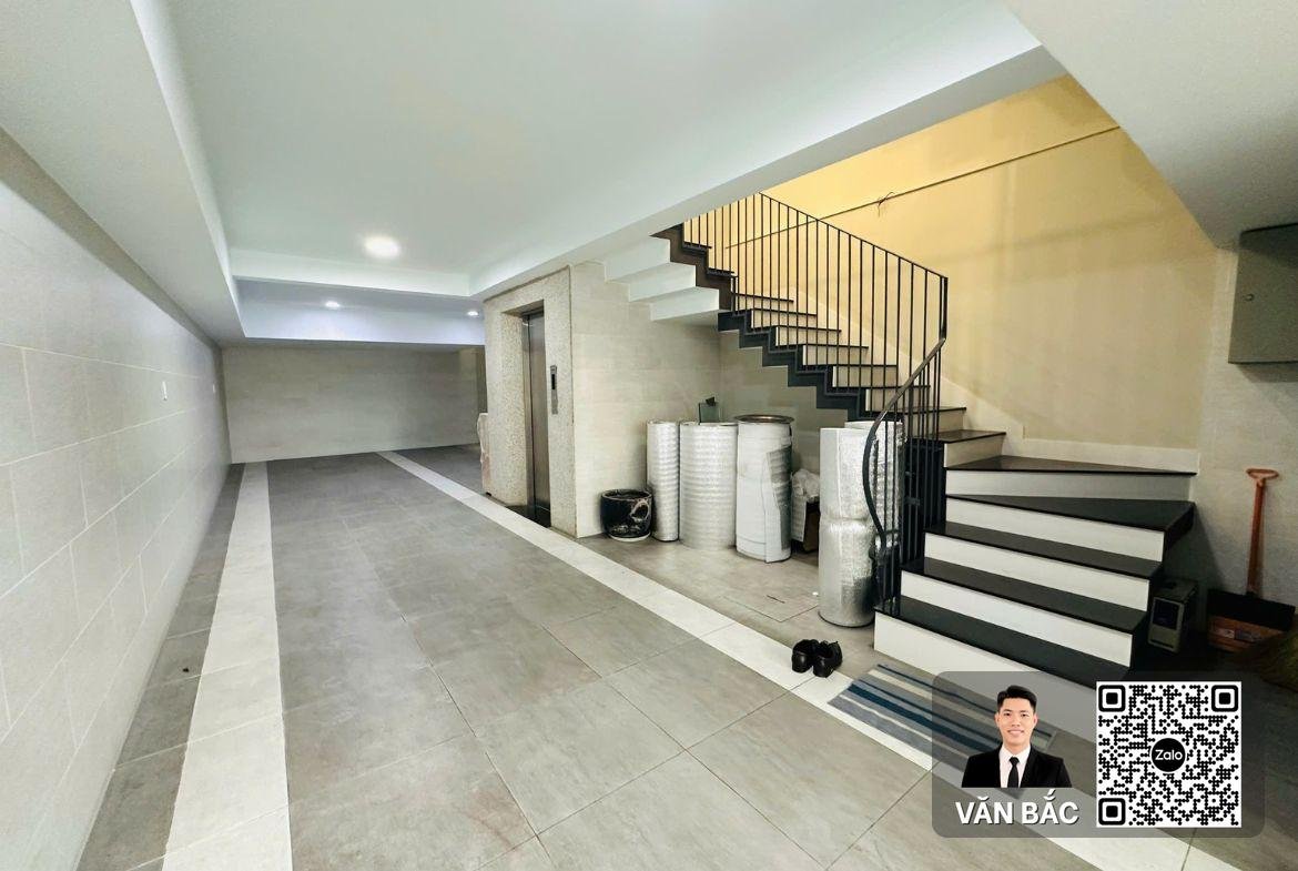 ban-nha-pho-mat-tien-13-duong-d4-kdc-him-lam-lo-gioi-30m-co-thang-may-dong-tien-70tr-thang-ham-5-lau (1)