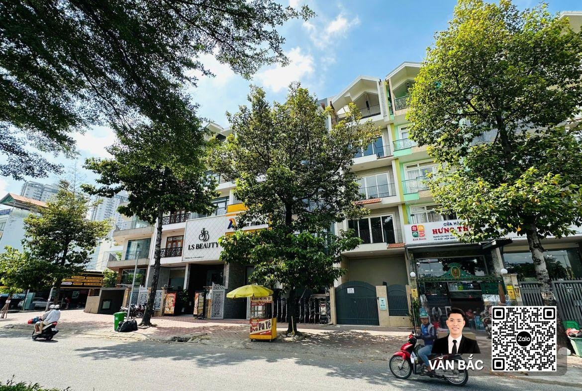 ban-nha-pho-mat-tien-13-duong-d4-kdc-him-lam-lo-gioi-30m-co-thang-may-dong-tien-70tr-thang-ham-5-lau (6)